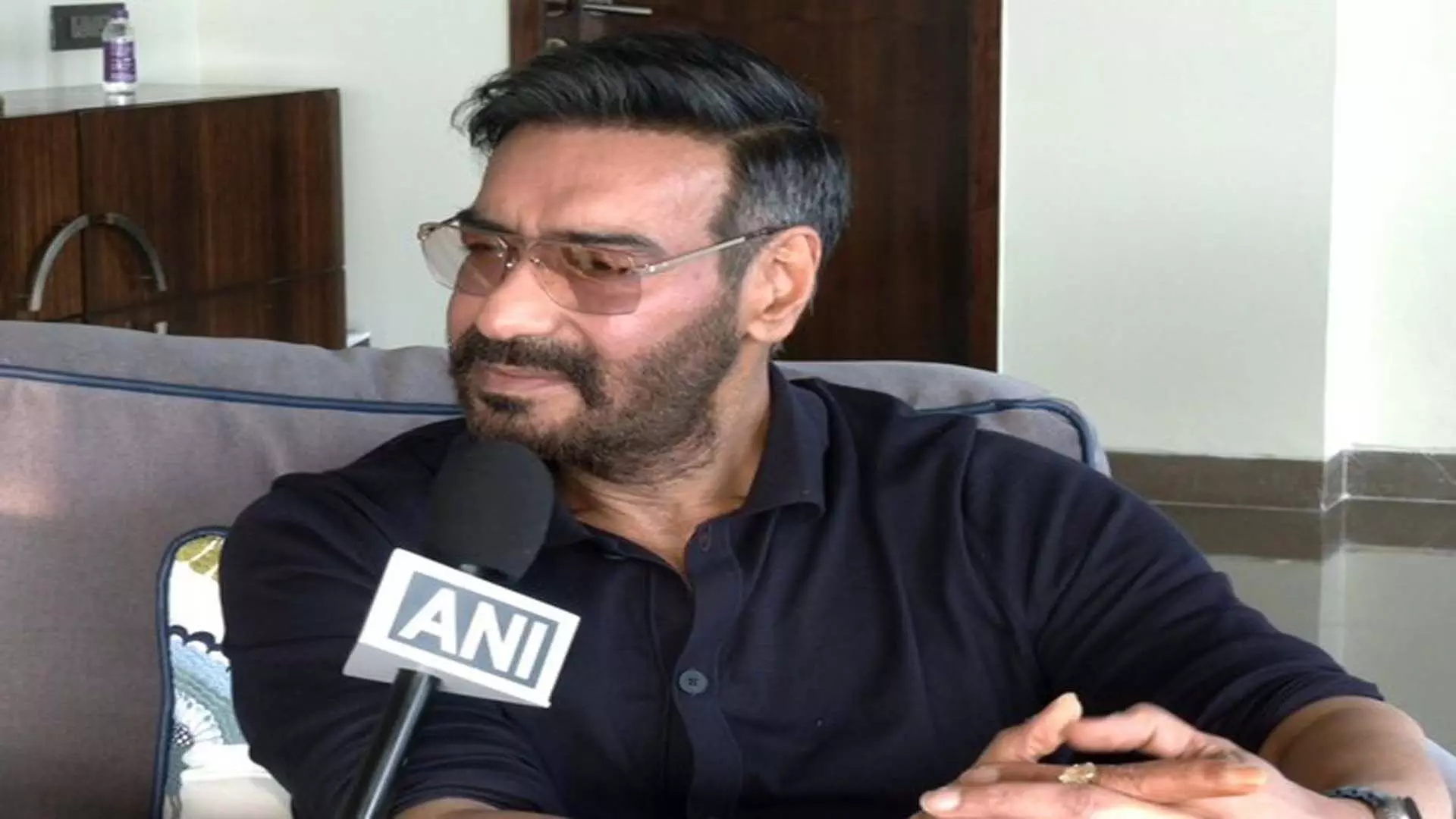 Ajay Devgan ने इंडस्ट्री में पूरे किए 33 साल, पहली फिल्म में अपनी यादगार एंट्री को किया याद