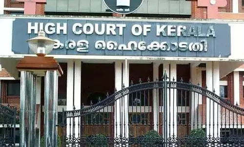 Kerala HC ने सीएम को काला झंडा दिखाने के व्यक्ति के खिलाफ मामला खारिज किया