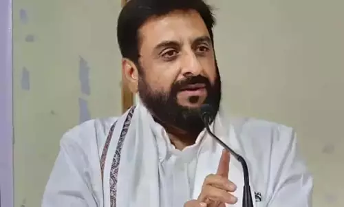 Maha polls: AIMIM ने भाजपा पर मतदान से पहले नकदी बांटने का आरोप लगाया Maha polls: AIMIM ने भाजपा पर मतदान से पहले नकदी बांटने का आरोप लगाया