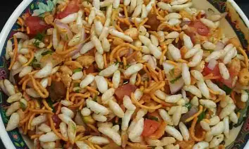 झालमुड़ी : तीखी और खट्टी-मीठी डिश