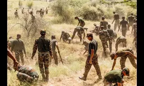 Bihar: प्रादेशिक सेना भर्ती रैली में अचानक अफरा-तफरी मच गई Bihar: प्रादेशिक सेना भर्ती रैली में अचानक अफरा-तफरी मच गई