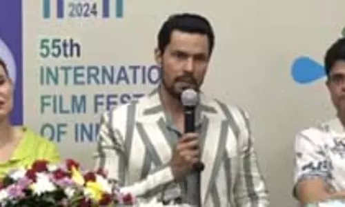 स्वातंत्र्य वीर सावरकर के साथ शुरू हुआ आईएफएफआई, रणदीप हुड्डा बोले- केवल अंहिंसा से नहीं मिली आजादी स्वातंत्र्य वीर सावरकर के साथ शुरू हुआ आईएफएफआई, रणदीप हुड्डा बोले- केवल अंहिंसा से नहीं मिली आजादी