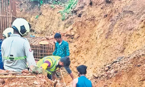 मजदूर की मौत के लिए जमीन मालिक और ठेकेदार पर मामला दर्ज ,Naigaon