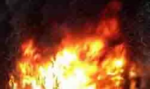 Up News: फूल विक्रेता की दुकान में लगी आग Up News: फूल विक्रेता की दुकान में लगी आग