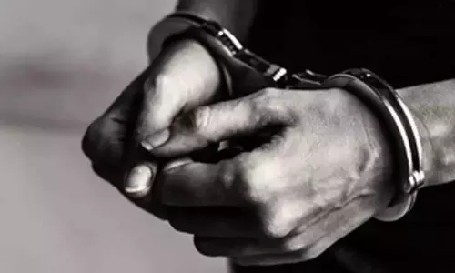 Telangana: जीआरपी ने एक व्यक्ति को गिरफ्तार कर 21 लाख रुपये के सोने के आभूषण बरामद किए Telangana: जीआरपी ने एक व्यक्ति को गिरफ्तार कर 21 लाख रुपये के सोने के आभूषण बरामद किए