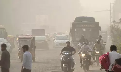 Delhi: बहुत खराब श्रेणी में दिल्ली की वायु गुणवत्ता, 371 रहा औसत एक्यूआई