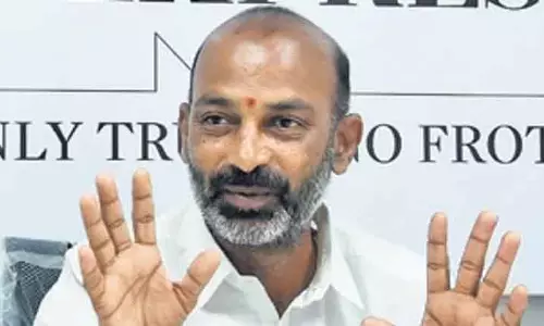 केंद्रीय मंत्री बंदी संजय कुमार ने Telangana में शत्रु संपत्तियों पर रिपोर्ट देने का आदेश दिया केंद्रीय मंत्री बंदी संजय कुमार ने Telangana में शत्रु संपत्तियों पर रिपोर्ट देने का आदेश दिया