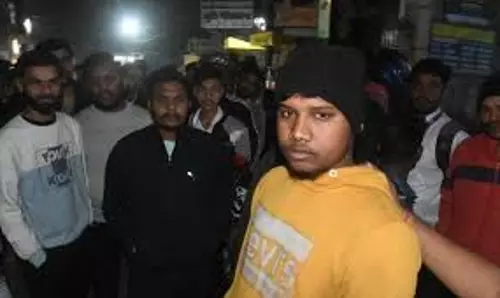 Dhanbad: परिजनों ने प्रेम विवाह कर भाग रहे युवक-युवती को दबोचा Dhanbad: परिजनों ने प्रेम विवाह कर भाग रहे युवक-युवती को दबोचा