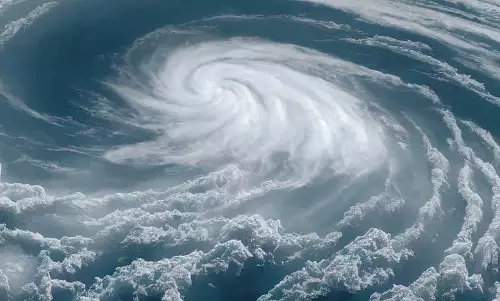 Bomb cyclone के कारण अमेरिका में लाखों लोग बिना बिजली के रह गए Bomb cyclone के कारण अमेरिका में लाखों लोग बिना बिजली के रह गए