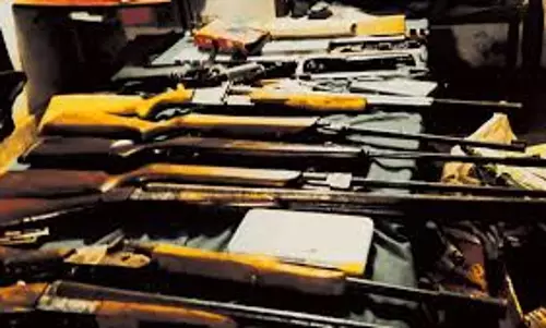 Muzaffarpur: छापेमारी में हथियार बनाने से संबंधित कई उपकरण बरामद Muzaffarpur: छापेमारी में हथियार बनाने से संबंधित कई उपकरण बरामद