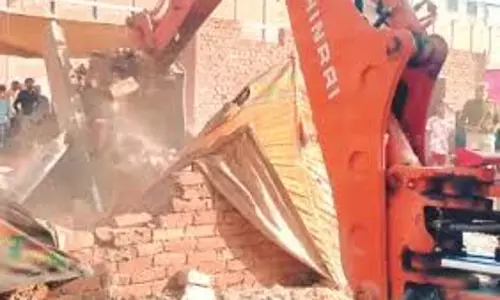 Agra: छावनी परिषद ने किला के सामने से हटाया अतिक्रमण