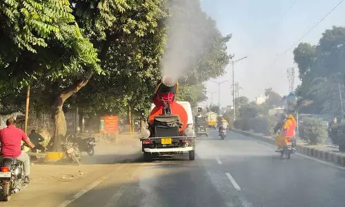 Haryana : प्रदूषण से निपटने के लिए एमसी ने एंटी-स्मॉग गन से पानी का छिड़काव शुरू Haryana : प्रदूषण से निपटने के लिए एमसी ने एंटी-स्मॉग गन से पानी का छिड़काव शुरू