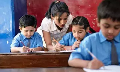 Experts say निजी स्कूलों की बढ़ती फीस से अभिभावक हैं परेशान