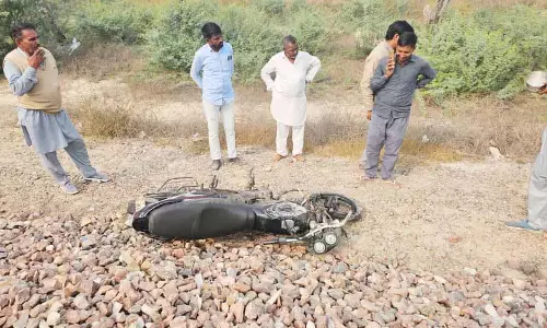 Abohar में हादसा टला, ट्रैक पर फंसी बाइक में विस्फोट