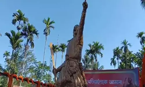 Assam : लाचित बरफुकन की 8 फुट ऊंची प्रतिमा स्थापित कर उन्हें सम्मानित Assam : लाचित बरफुकन की 8 फुट ऊंची प्रतिमा स्थापित कर उन्हें सम्मानित