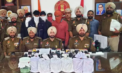 पुलिस, BSF ने 13 किलो हेरोइन जब्त की, पांच गिरफ्तार पुलिस, BSF ने 13 किलो हेरोइन जब्त की, पांच गिरफ्तार