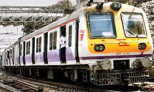 ट्रेन में सीट को लेकर झगड़ा, चाकू चला, मची अफरातफरी ट्रेन में सीट को लेकर झगड़ा, चाकू चला, मची अफरातफरी