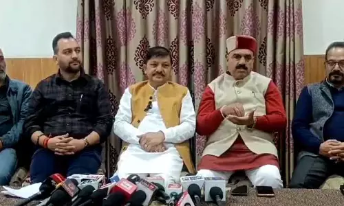 BJP ने कहा, सरकार गिरने के कगार पर