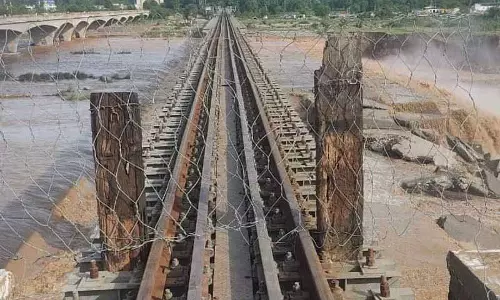 कांगड़ा में NHAI के पत्थर रेल परिचालन में बाधा बन रहे