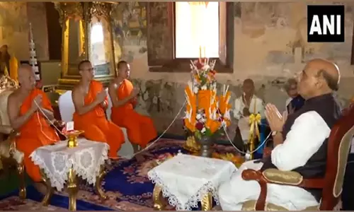 Rajnath Singh ने लाओस में बौद्ध मंदिर में पूजा-अर्चना की
