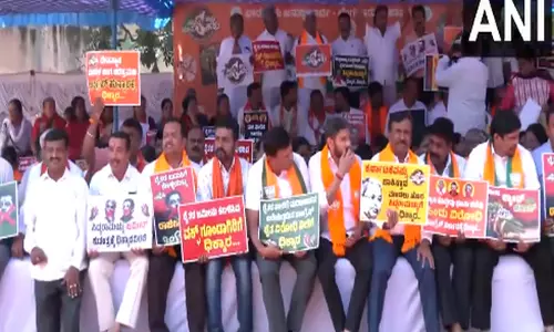 BJP ने किसानों की जमीन से संबंधित वक्फ मुद्दे पर कर्नाटक सरकार के खिलाफ विरोध प्रदर्शन किया