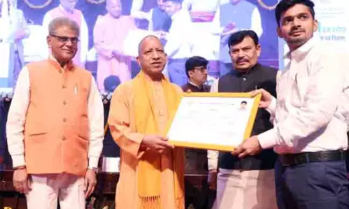 Lucknow: मुख्यमंत्री योगी ने 701 वन दरोगाओं को बांटे नियुक्ति पत्र Lucknow: मुख्यमंत्री योगी ने 701 वन दरोगाओं को बांटे नियुक्ति पत्र