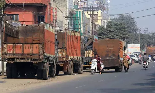 Jalandhar: ओवरलोड ट्रकों के कारण राजमार्ग दुर्घटना-प्रवण बने