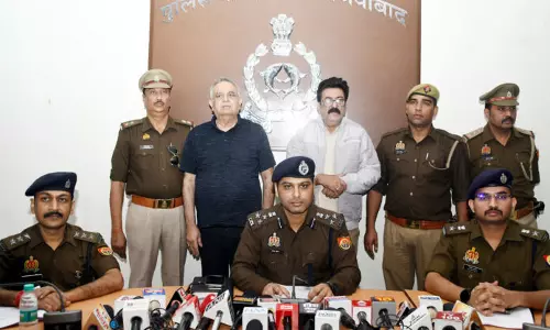Ghaziabad: फर्जी आईपीएस बनकर पुलिस कमिश्नर पर डाला काम का दबाव Ghaziabad: फर्जी आईपीएस बनकर पुलिस कमिश्नर पर डाला काम का दबाव