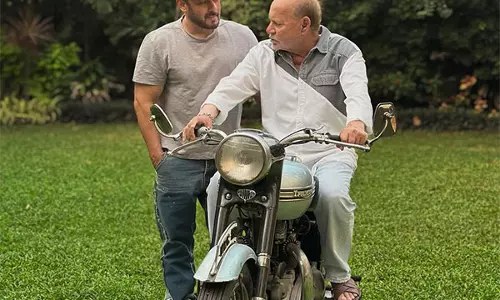 Salman Khan ने अपने पिता सलीम खान की पहली बाइक की झलक दिखाई