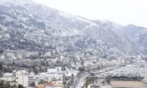France में भारी बर्फबारी के कारण बिजली आपूर्ति बाधित हुई, यातायात बाधित हुआ