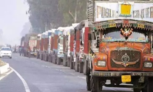 Manipur : सीओटीयू और एनपीओ ने नागा ट्रकों पर कर माफ करने और सुरक्षित
