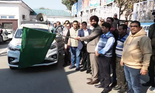 Jammu: मतदाता पंजीकरण वैन को हरी झंडी दिखाकर रवाना किया गया Jammu: मतदाता पंजीकरण वैन को हरी झंडी दिखाकर रवाना किया गया