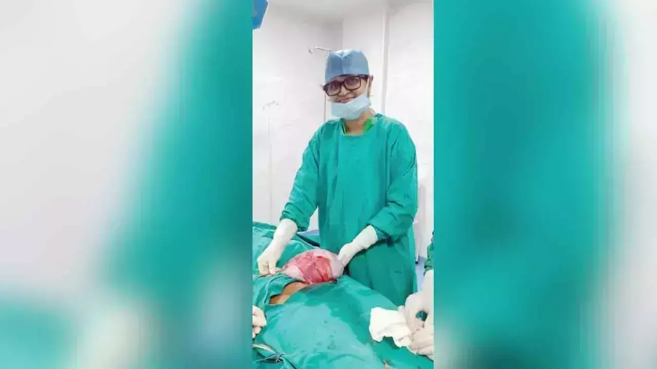 Andhra Pradesh: 7 किलो का डिम्बग्रंथि ट्यूमर निकाला गया Andhra Pradesh: 7 किलो का डिम्बग्रंथि ट्यूमर निकाला गया