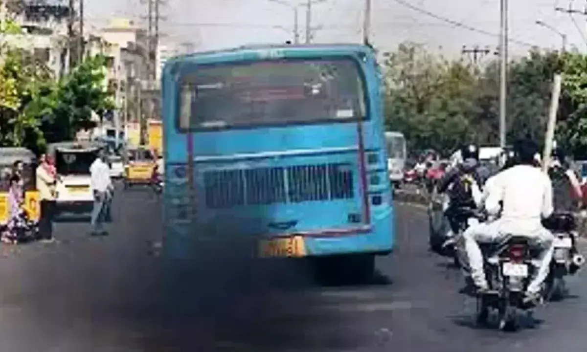 Telangana: पुराने वाहनों से हैदराबाद में वायु प्रदूषण की समस्या बढ़ी Telangana: पुराने वाहनों से हैदराबाद में वायु प्रदूषण की समस्या बढ़ी