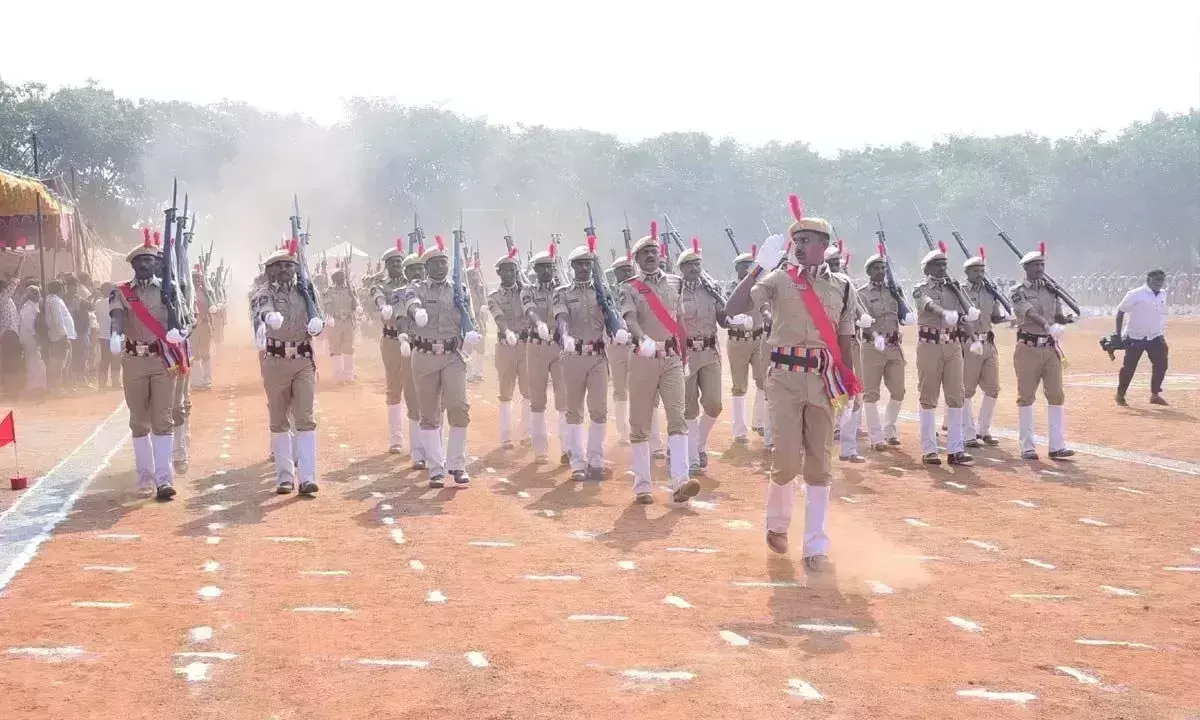 Karimnagar में पासिंग आउट परेड में पुलिस अधिकारियों से सार्वजनिक छवि सुधारने का आग्रह किया गया Karimnagar में पासिंग आउट परेड में पुलिस अधिकारियों से सार्वजनिक छवि सुधारने का आग्रह किया गया