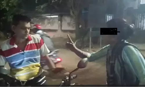 Bhubaneswar में हाई ड्रामा: मंचेश्वर में लड़की ने युवक को मारा थप्पड़ Bhubaneswar में हाई ड्रामा: मंचेश्वर में लड़की ने युवक को मारा थप्पड़