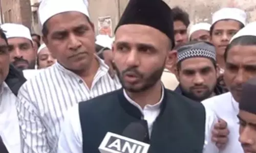 MP जिया उर रहमान ने कड़ी सुरक्षा व्यवस्था के बीच संभल की शाही जामा मस्जिद में नमाज अदा की