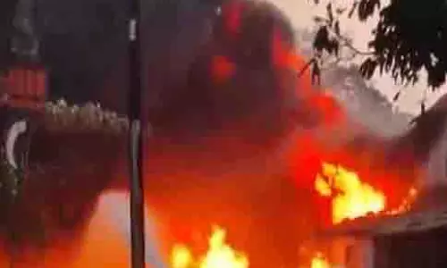 महाराष्ट्र: Thane में स्क्रैप गोदाम में लगी आग