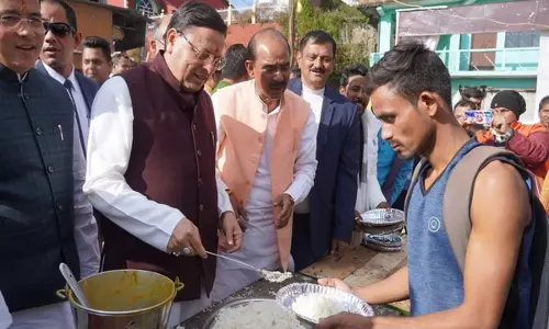 CM Dhami ने पिथौरागढ़ में प्रादेशिक सेना भर्ती के लिए आए युवाओं को वितरित किया भोजन CM Dhami ने पिथौरागढ़ में प्रादेशिक सेना भर्ती के लिए आए युवाओं को वितरित किया भोजन
