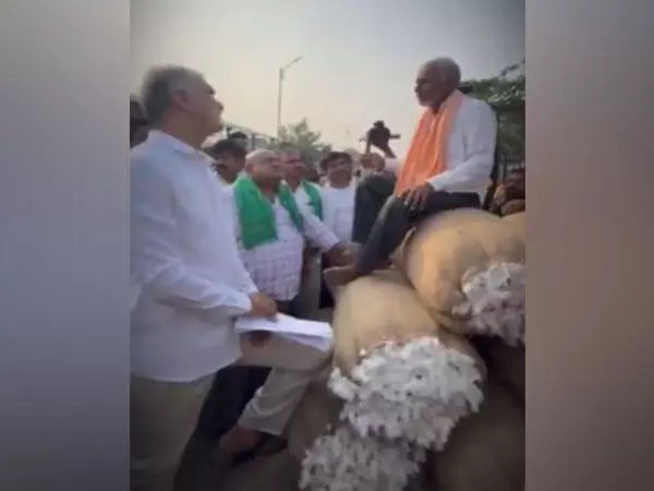 Harish Rao ने खम्मम कॉटन मार्केट का दौरा किया, परेशान किसानों से बातचीत की