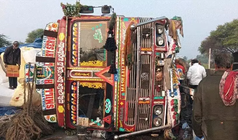 Bhainsa-Nirmal road पर टाइल लॉरी पलटी, चार घंटे तक यातायात प्रभावित