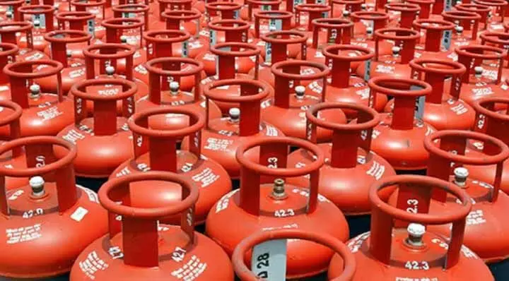 छात्रों और आम जनता को LPG  सिलेंडर के उपयोग के बारे में शिक्षित किया गया