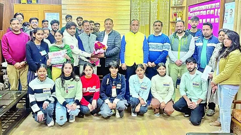 कालेज की एनएसयूआइ इकाई ने प्राचार्य को गुलदस्ता देकर शुभकामनाएं दी