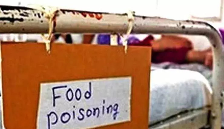 Food poisoning  में मिड-डे मील खाने के बाद 18 छात्र बीमार