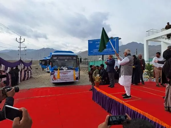 केंद्रीय मंत्री मनोहर लाल ने लेह में NTPC की ग्रीन हाइड्रोजन बसों का किया शुभारंभ