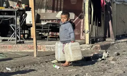 Gaza में भुखमरी फैल रही है, सहायता ट्रकों को बंदूक की नोक पर लूटा जा रहा Gaza में भुखमरी फैल रही है, सहायता ट्रकों को बंदूक की नोक पर लूटा जा रहा