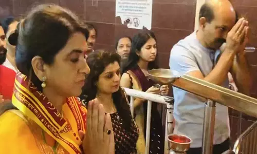 शिवसेना उम्मीदवार Shaina NC ने सिद्धिविनायक मंदिर में दर्शन किए
