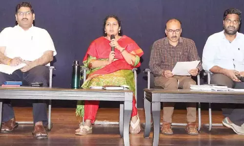 Andhra: नगर निगम प्रमुख ने खराब सफाई व्यवस्था पर नाराजगी जताई Andhra: नगर निगम प्रमुख ने खराब सफाई व्यवस्था पर नाराजगी जताई