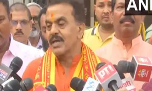 ShivSena के संजय निरुपम ने सिद्धिविनायक मंदिर में दर्शन किए