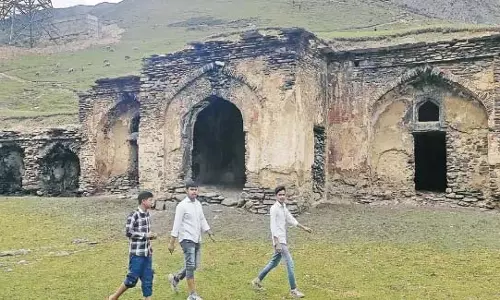 सरकारी उदासीनता के बीच मुगल रोड के हॉल्टिंग स्टेशन बहाली की मांग कर रहे